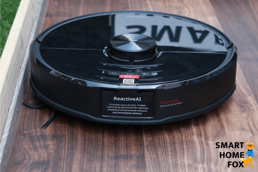 Roborock S6 MaxV показан спереди.